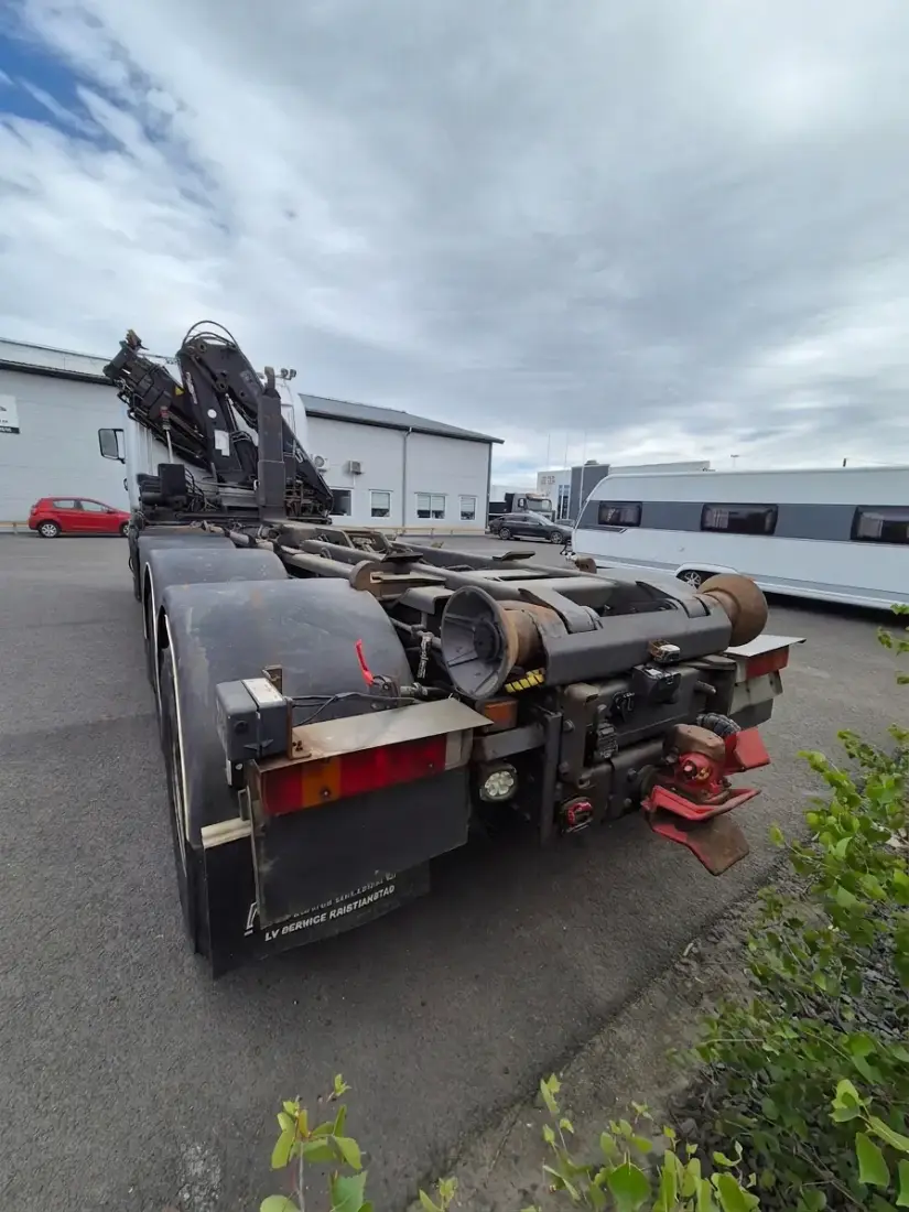 Scania R124 420 8x4*4 Krokbil med kran – bild 5